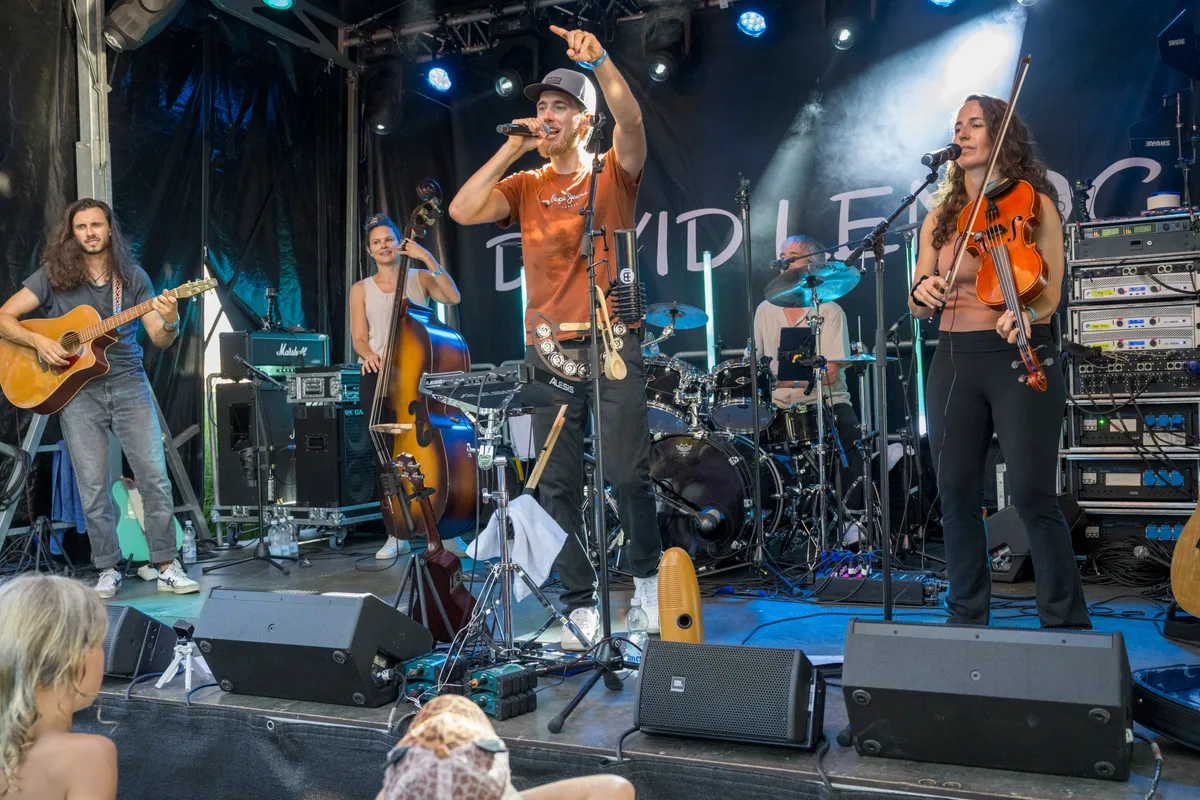 David Lenoc begeisterte die Zuschauerinnen und Zuschauer auf der Hafenbühne. Eine Band auf einer Bühne.